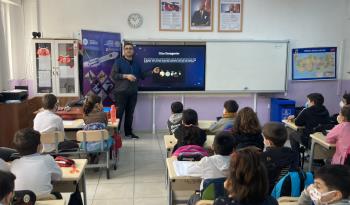 Cumhuriyet İlkokulunda "Geleceğimiz Uzayda" ve “Önce Öğren Sonra Beslen” Konulu Eğitimler Düzenlendi