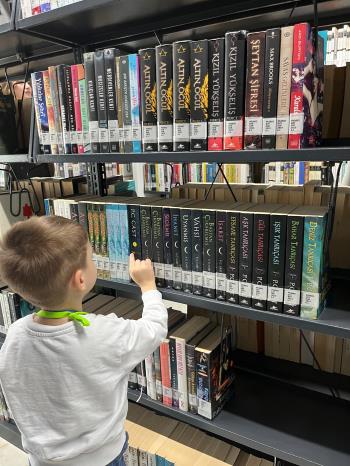 Kütüphanede Neşeli Anlar: Minikler Okuyor, Oynuyor